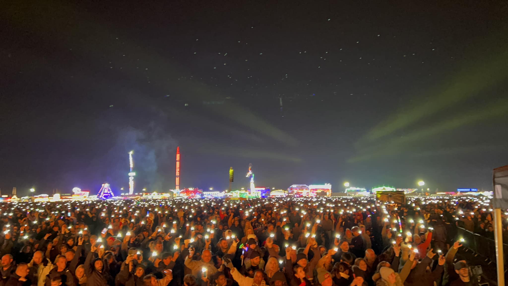 BIG AUDIENCE INTERACTIVE LIGHT UP